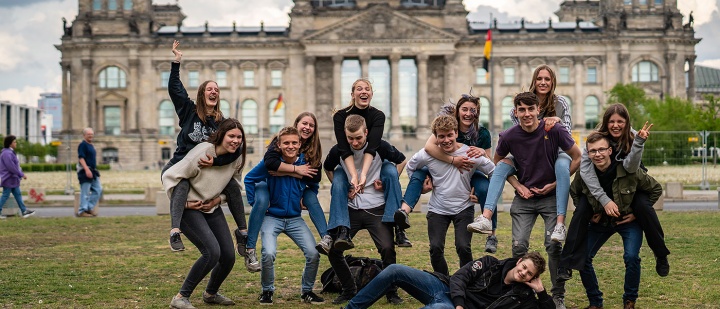 Schulklasse vor dem Reichstag in Berlin