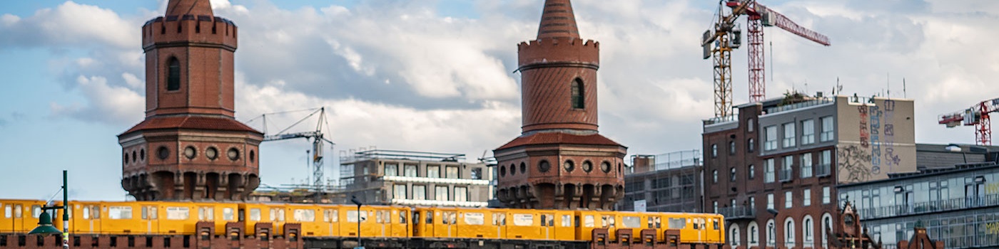 Schulklasse vor der Oberbaumbrücke in Berlin. Im Hintergrund fährt eine U-Bahn.