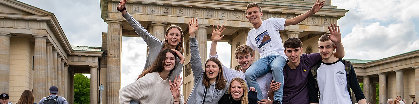 Schulklasse posiert vor dem Brandenburger Tor in Berlin.