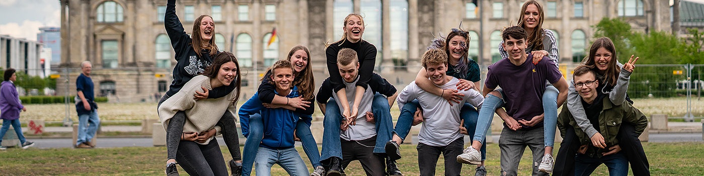 Schulklasse vor dem Reichstag in Berlin