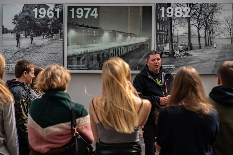 Ein DDR-Zeitzeuge erzählt vor einer Schulklasse in der Bernauer Straße in Berlin.